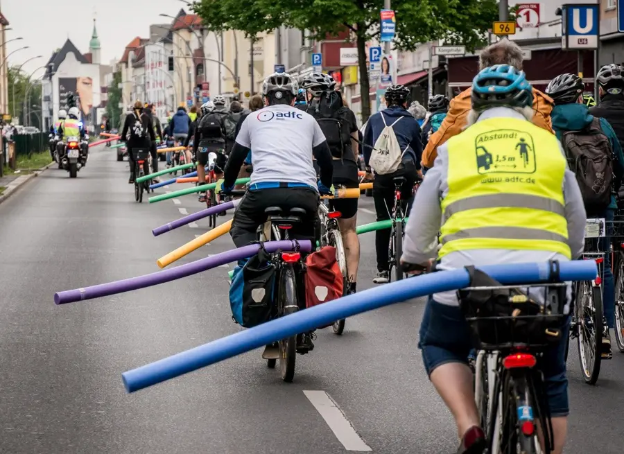 ADFC-Fahrrad-Demo: Radfahrende fordern mit Poolnudeln als Abstandshalter mehr Sicherheit. Eine offizielle ADFC-Fahrraddemo: Hunderte Teilnehmer nutzen Schwimmnudeln, um auf die Wichtigkeit von Sicherheitsabstand für Radfahrer aufmerksam zu machen. Das nächsten Mal mit dem Safety Spacer Fahrrad Abstandshalter.
