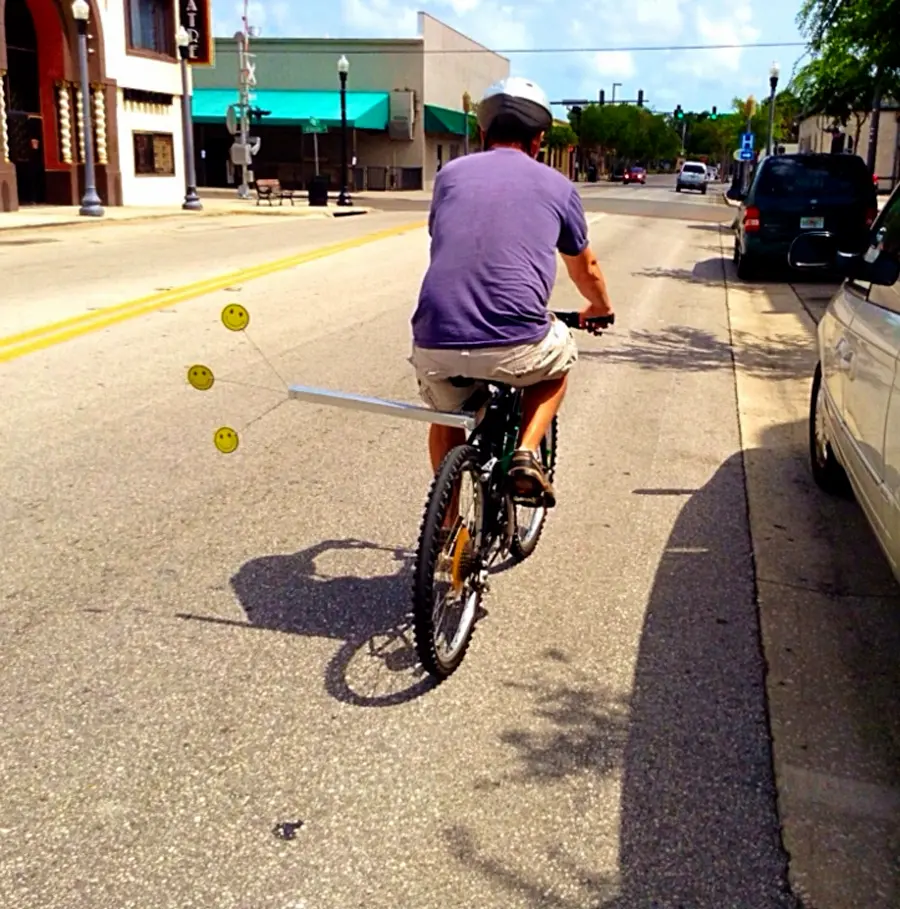 Ein Abstandshalter Marke Eigenbau bittet mit drei Smileys um mehr Sicherheitsabstand. Eine kreative und freundliche Eigenbaulösung: Ein Radfahrer nutzt einen Fahrrad Abstandshalter mit drei daran befestigten Smileys, um für den nötigen Sicherheitsabstand für Radfahrer zu sorgen.