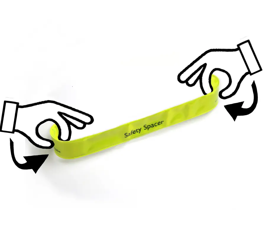 Eine Illustration mit gezeichneten Händen zeigt, wie das Schnappband des Safety Spacer Fahrrad Abstandshalter gestreckt wird, um so als Abstandshalter den Sicherheitsabstand zu fungieren.