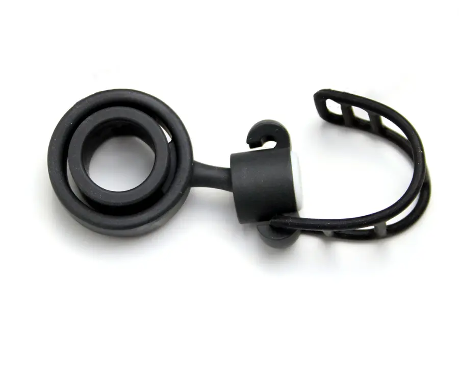 Eine Nahaufnahme der schwarzen Halterung des Safety Spacer Fahrrad Abstandshalter. Dieser Teil des Abstandshalters hält das Schnappband und wird mit dem angebrachten Riemen am Fahrradlenker befestigt