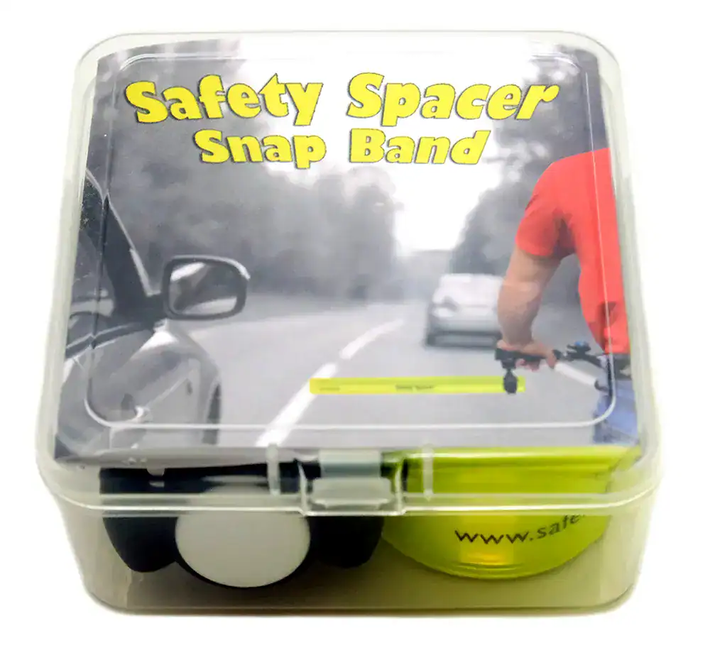 Der Fahrrad Abstandshalter „Safety Spacer Snap Band“ in seiner Verkaufsverpackung. Das komplette Fahrrad Abstandshalter Safety Spacer Snap Band-Set in einer Box. Der professionelle, jederzeit und überall einsatzbereite Fahrrad Abstandshalter für Radfahrer, die sich schützen wollen.